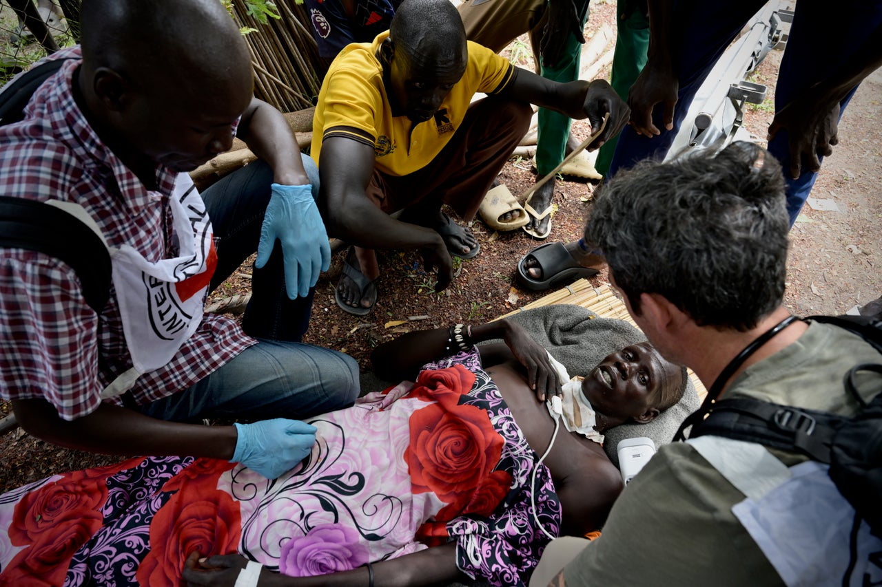 A wounded patient receives treatment in South Sudan. (ICRC)