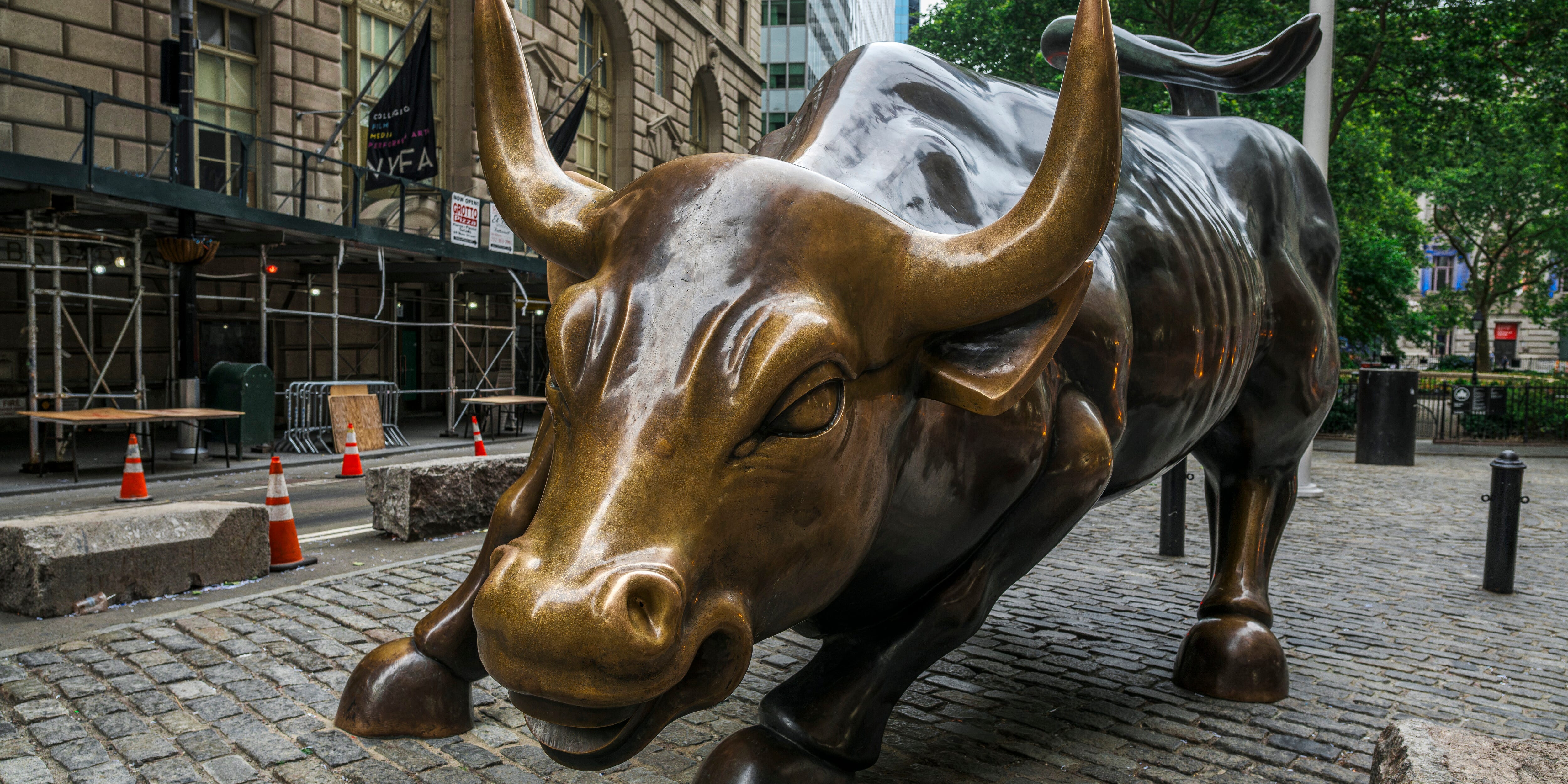 Wall Street bull statue