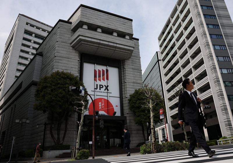 Asian shares mark time as Gulf war keeps oil prices up