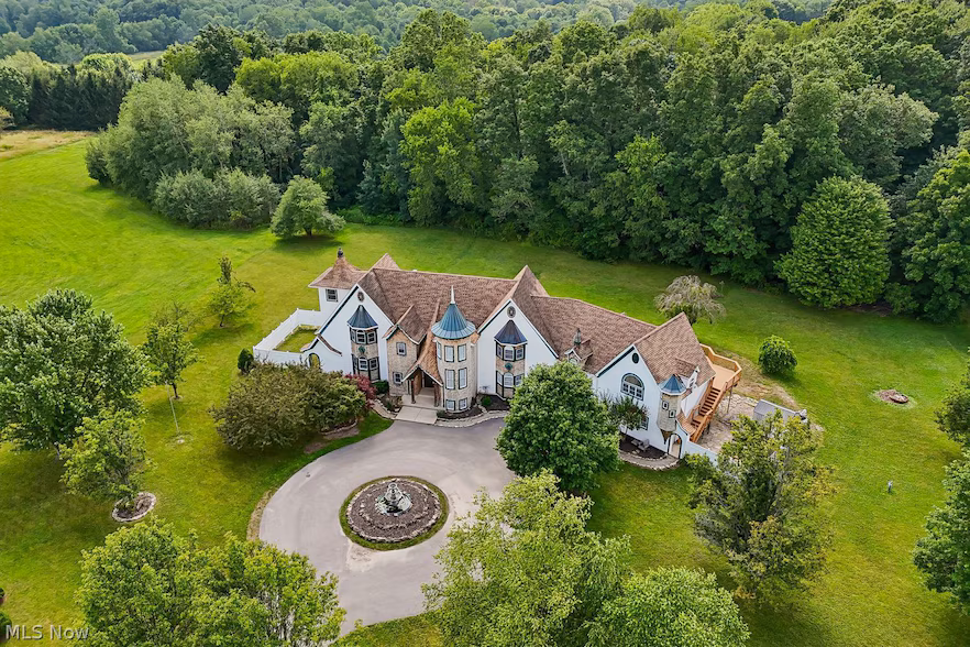Zillow Gone Wild followers admire Ohio fairytale mansion - AOL