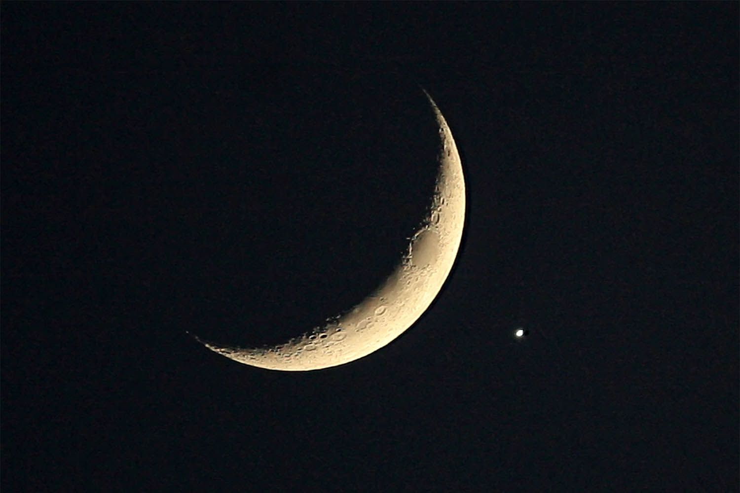 Photo: aol.com Venus and Crescent Moon to Align in September 2026 Sky