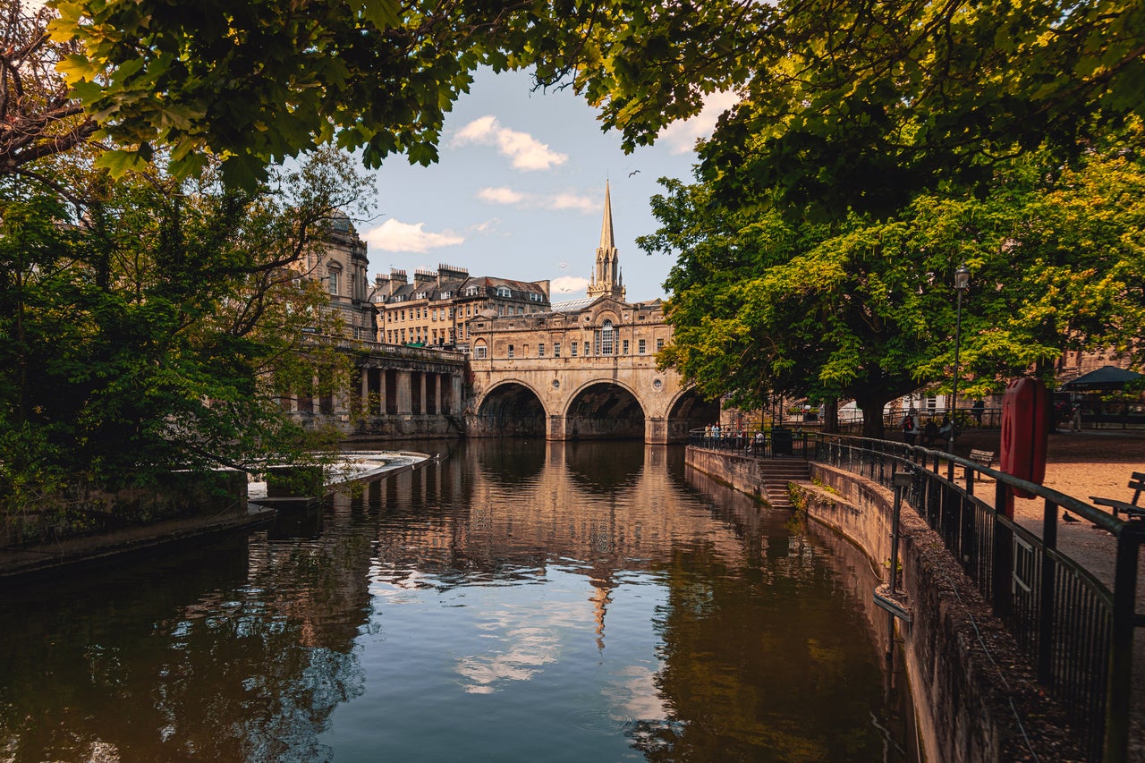 A ponte Pulteney de Bath fica sobre o rio Avon (Getty Images/iStockphoto)
