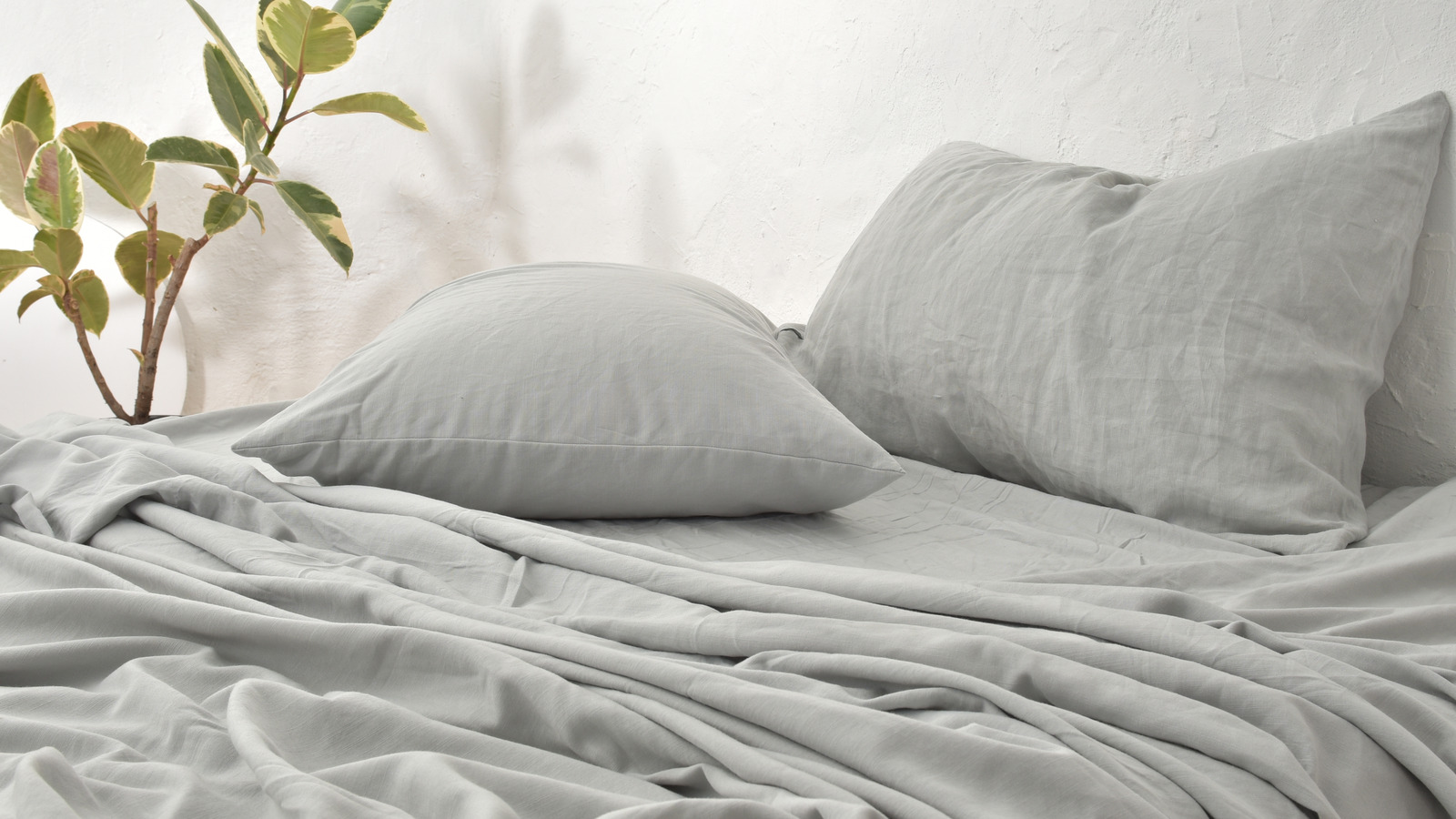 It's Time To Address The Annoying Problem With Those Trendy Linen Sheets