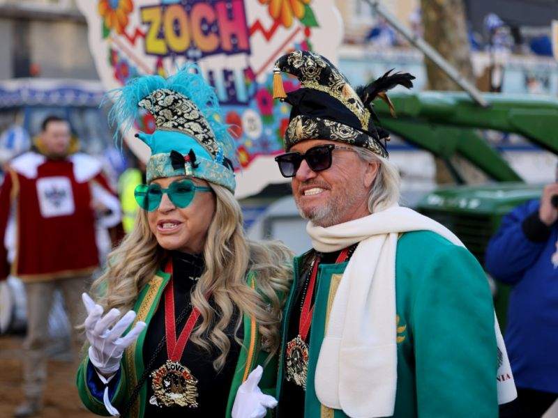 Carmen und Robert Geiss beim Kölner Karneval. ©picture alliance/dpa | Oliver Berg