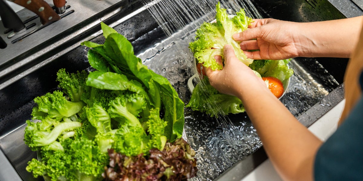 You Actually SHOULDN'T Wash 1 Kind Of Lettuce, According To Food Safety Experts