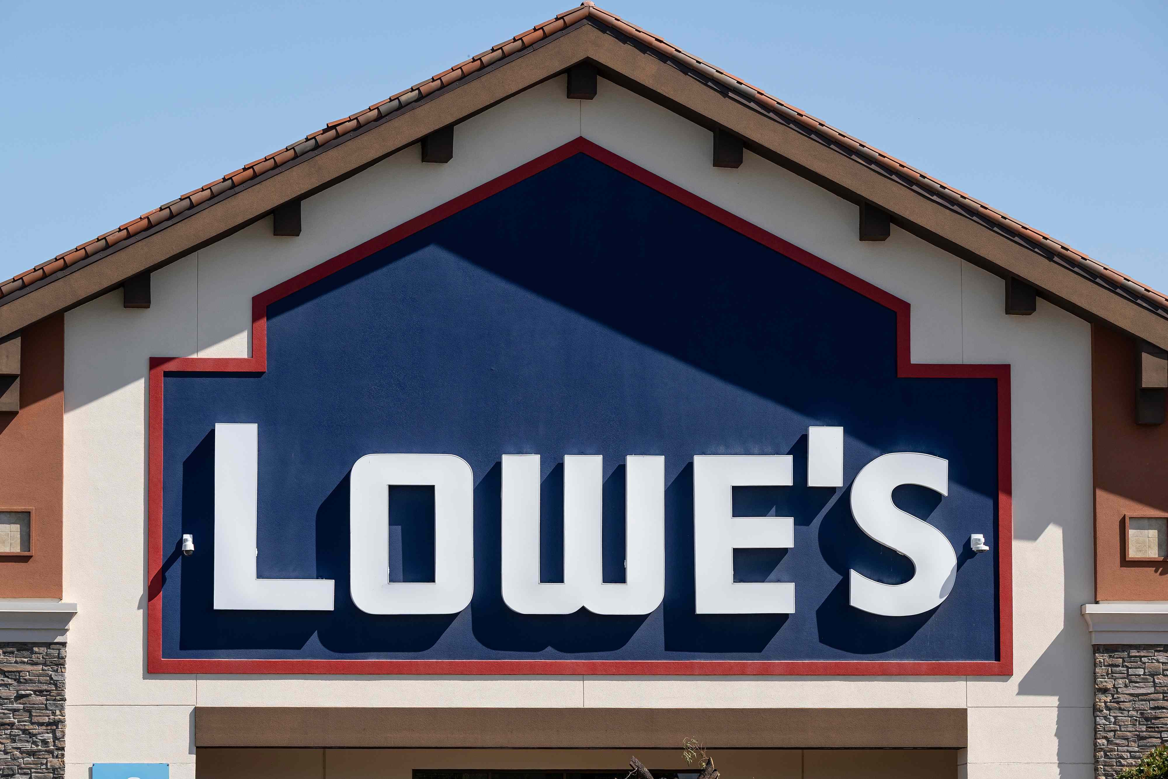 Lowe's New 15-Foot Skeleton Towers Over the Competition This Halloween