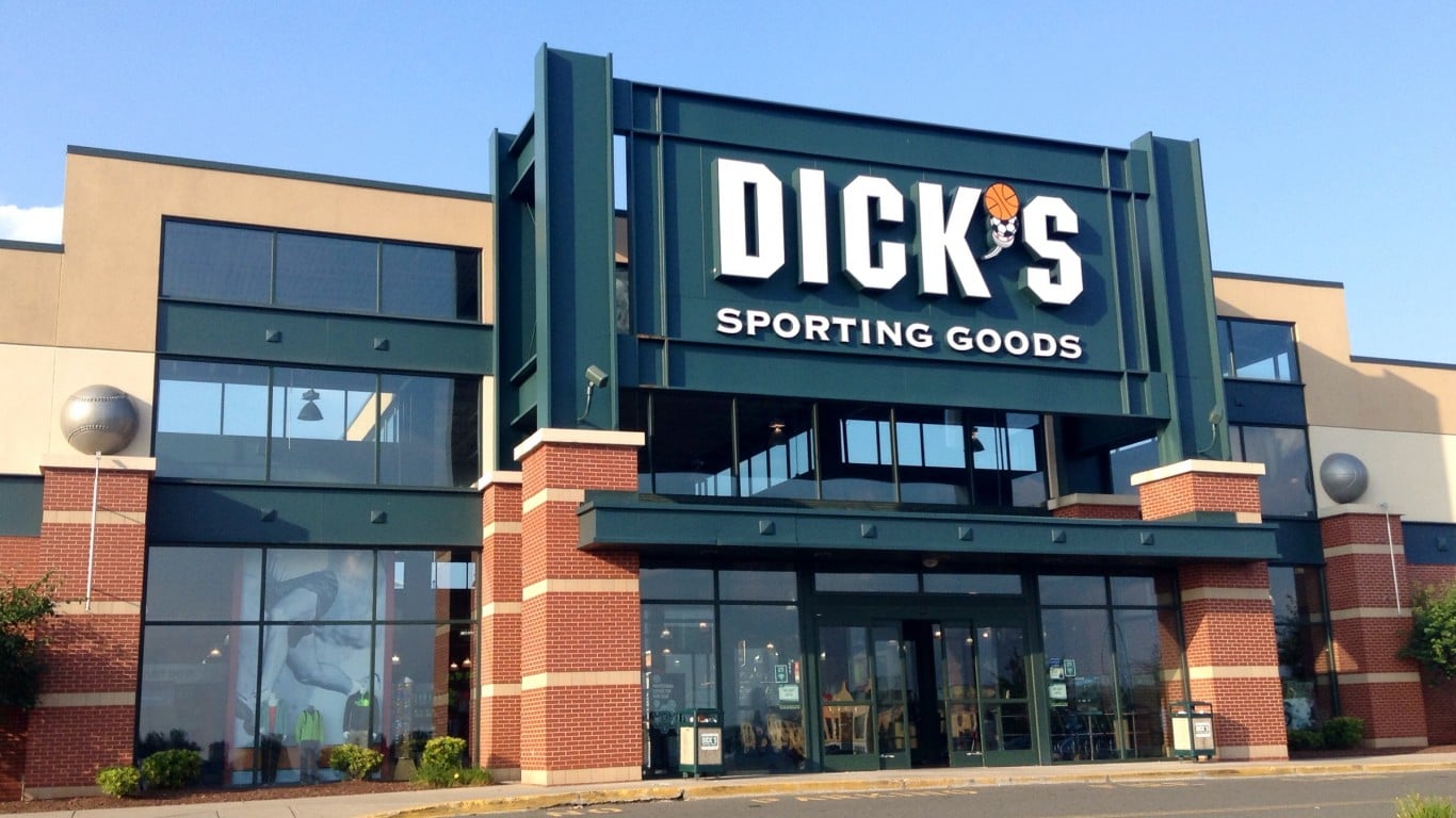 Dick’s Sporting Goods Tumbles 25% as Foot Locker Drags Down Guidance; Lululemon ...