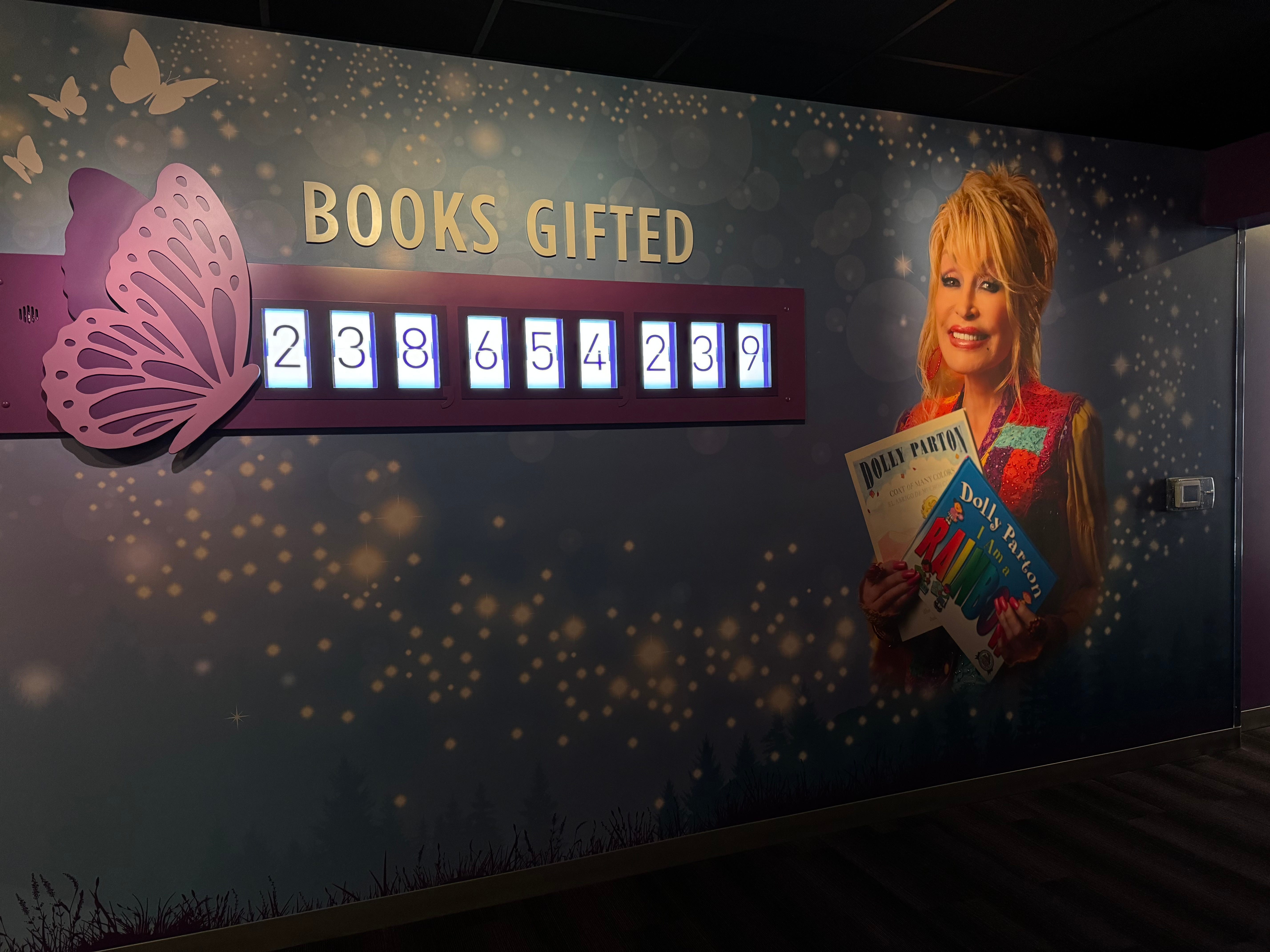 the-place-where-dolly-parton-tells-her-own-story-to-fans-aol