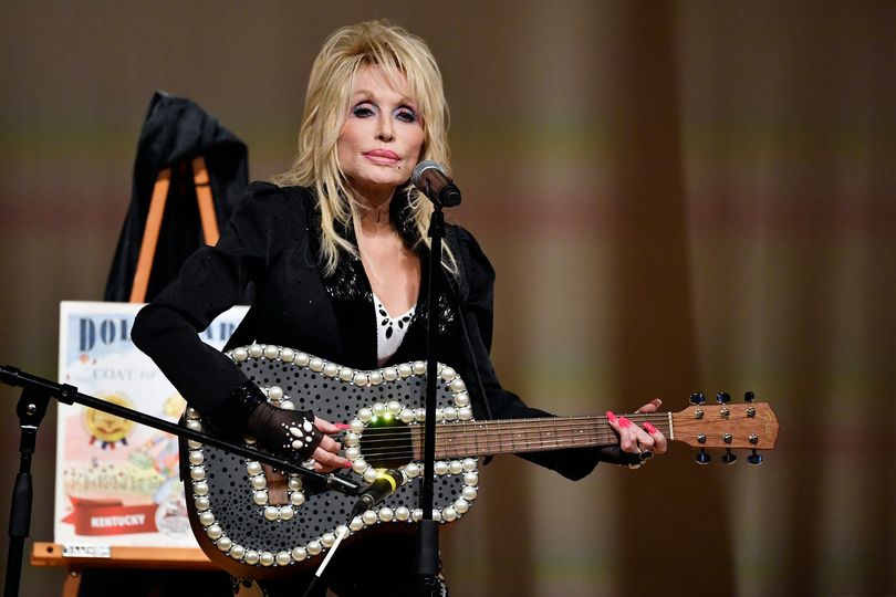 Dolly Parton was hospitalized for ‘kidney and autoimmune issues’ days