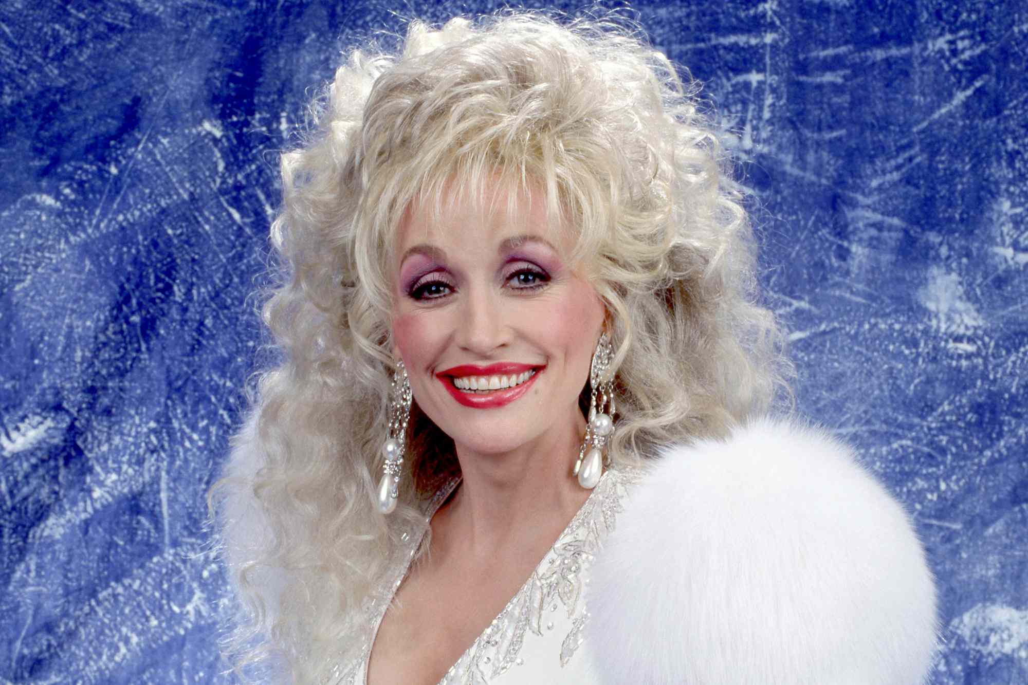 See Vintage Photos of Dolly Parton, from a Young Country Star in Nashville to a Beloved Worldwide Icon - AOL