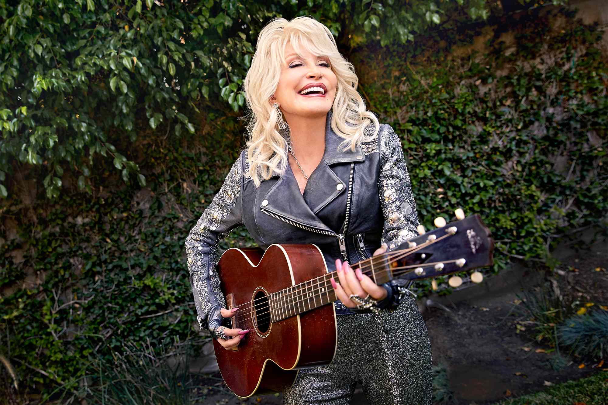 inside-dolly-parton-s-childhood-from-growing-up-in-poverty-to-seeing