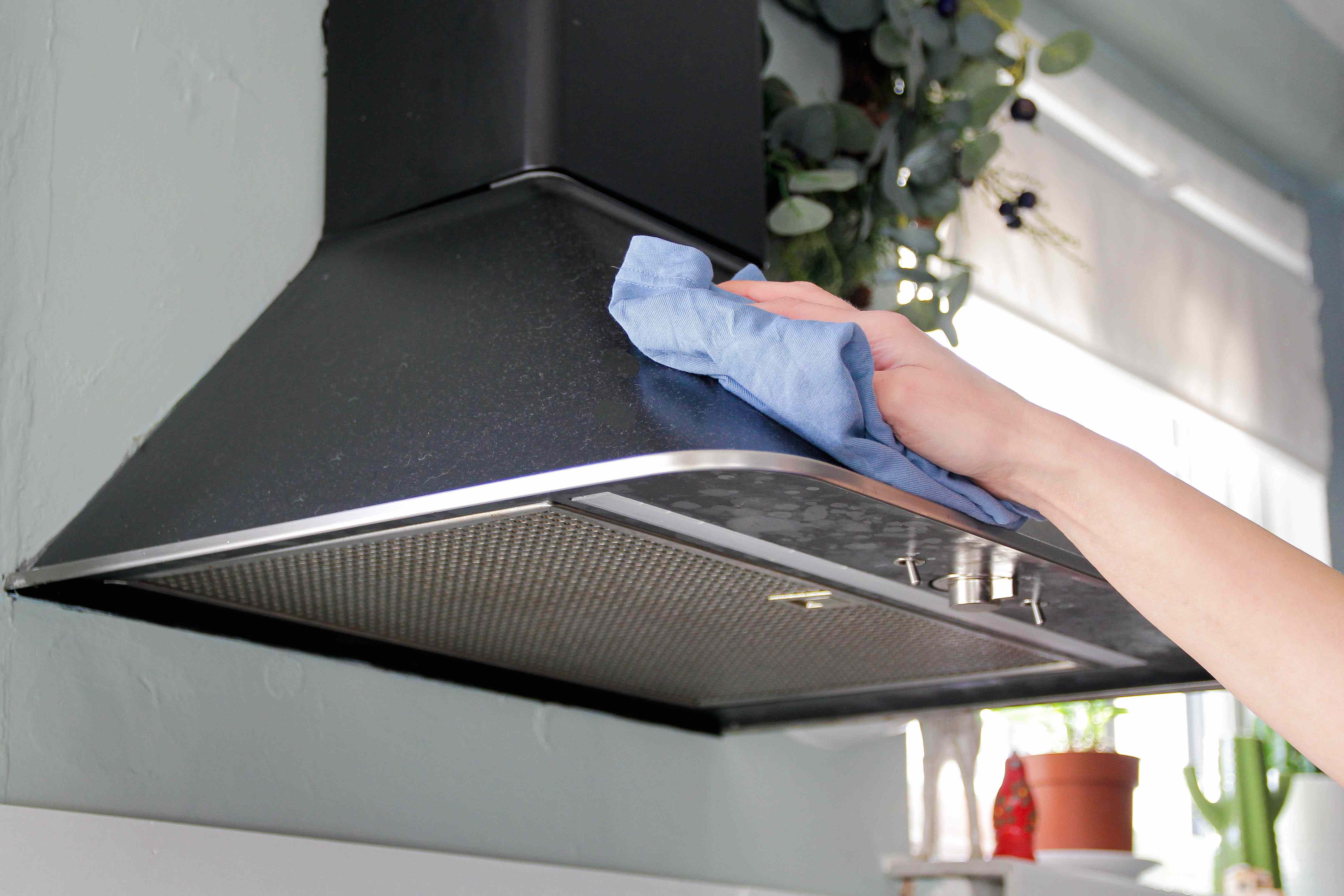 Here’s How to Clean Your Range Hood With Vinegar and Finally Get That Sticky Grease Off