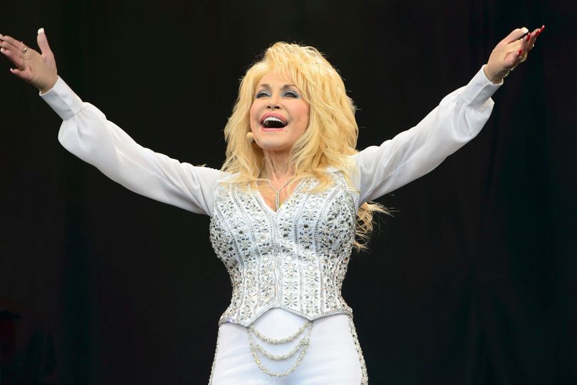 Taylor Swift Pays Heartfelt Tribute to Dolly Parton: 'Her Legacy Will Be an Everlasting One' - AOL