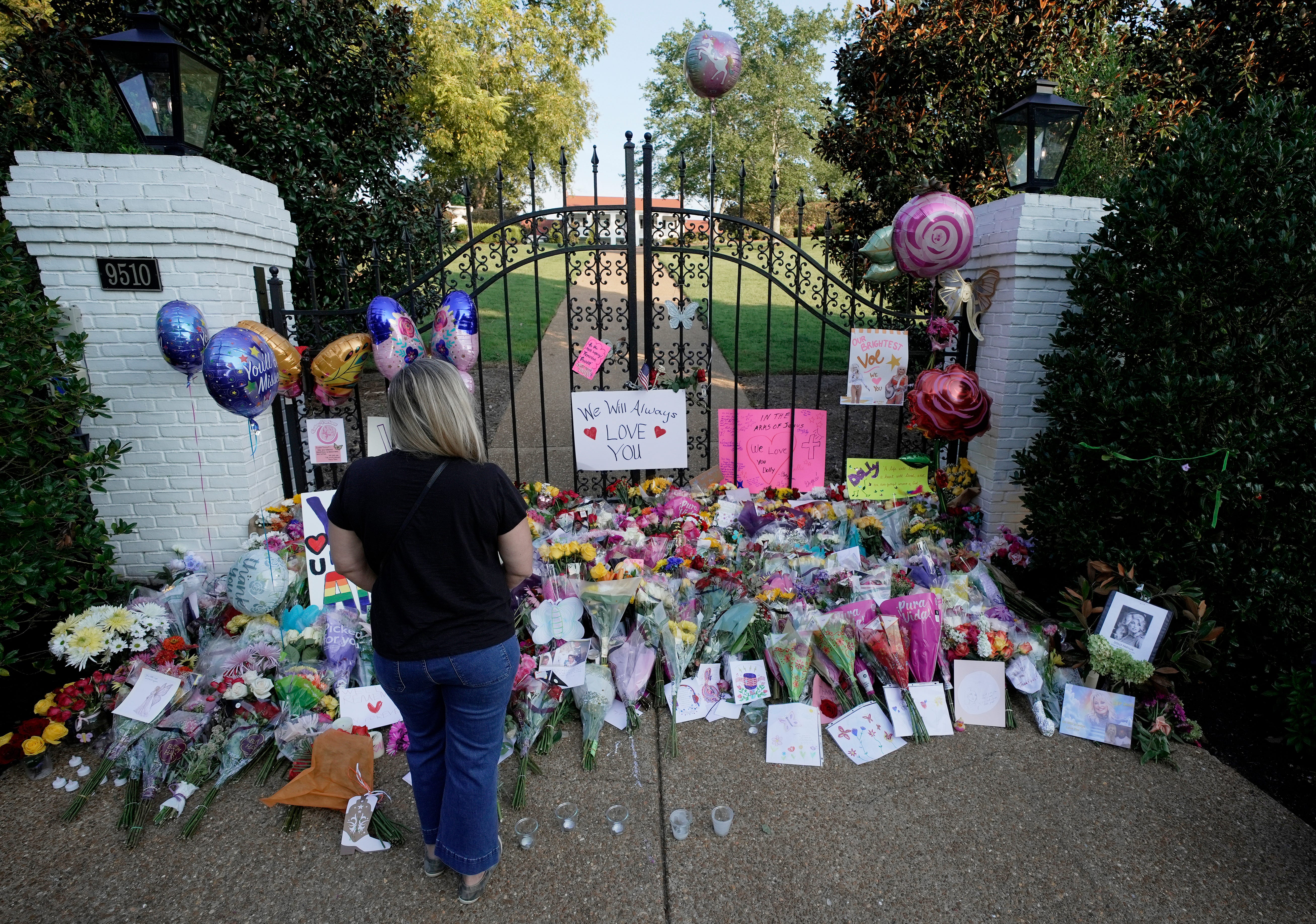 Honar Icon Dolly Parton's Nashville-area home draws tributes. Here's how to best ...