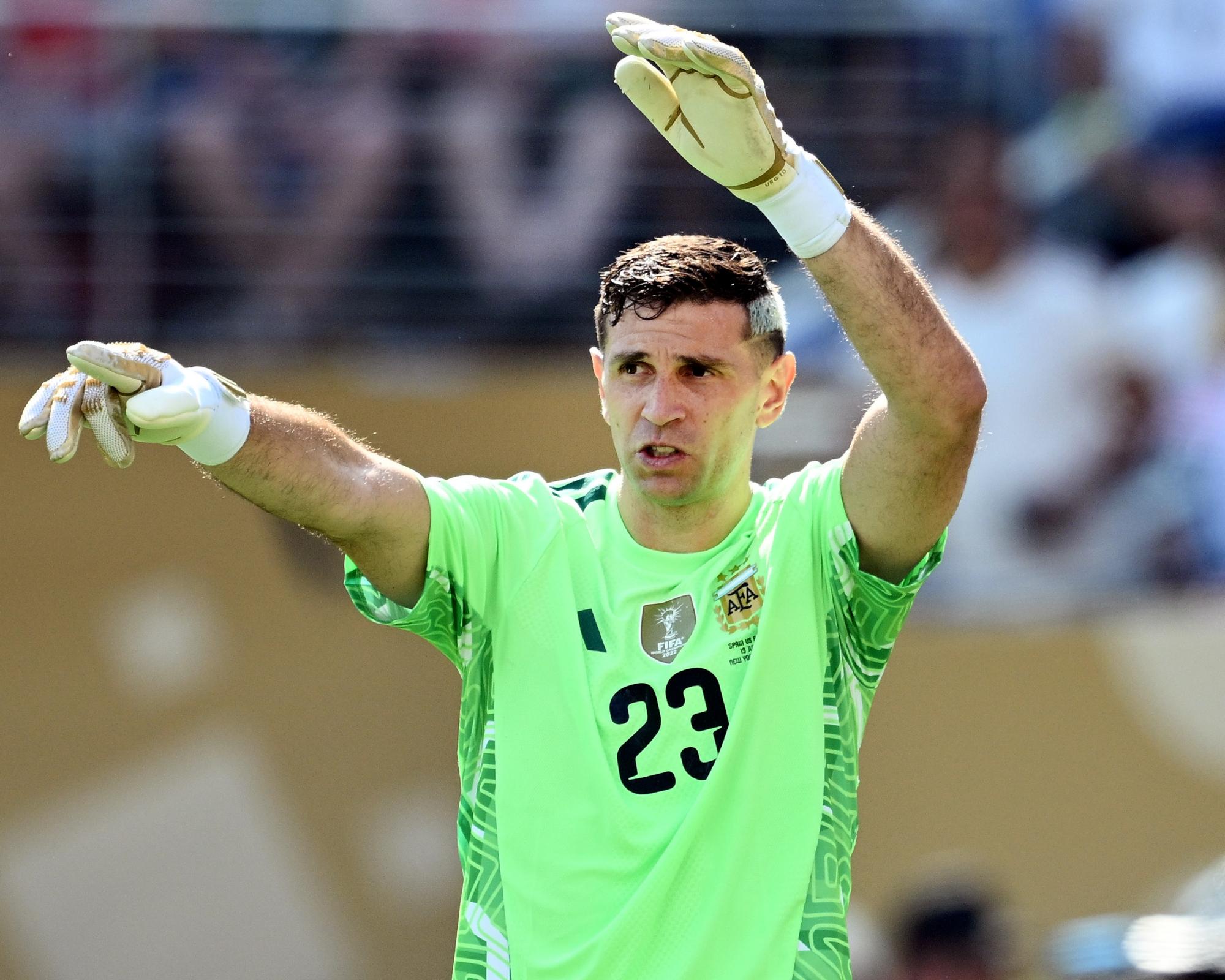 Chelsea in talks with Emiliano Martínez's camp after being offered goalkeeper