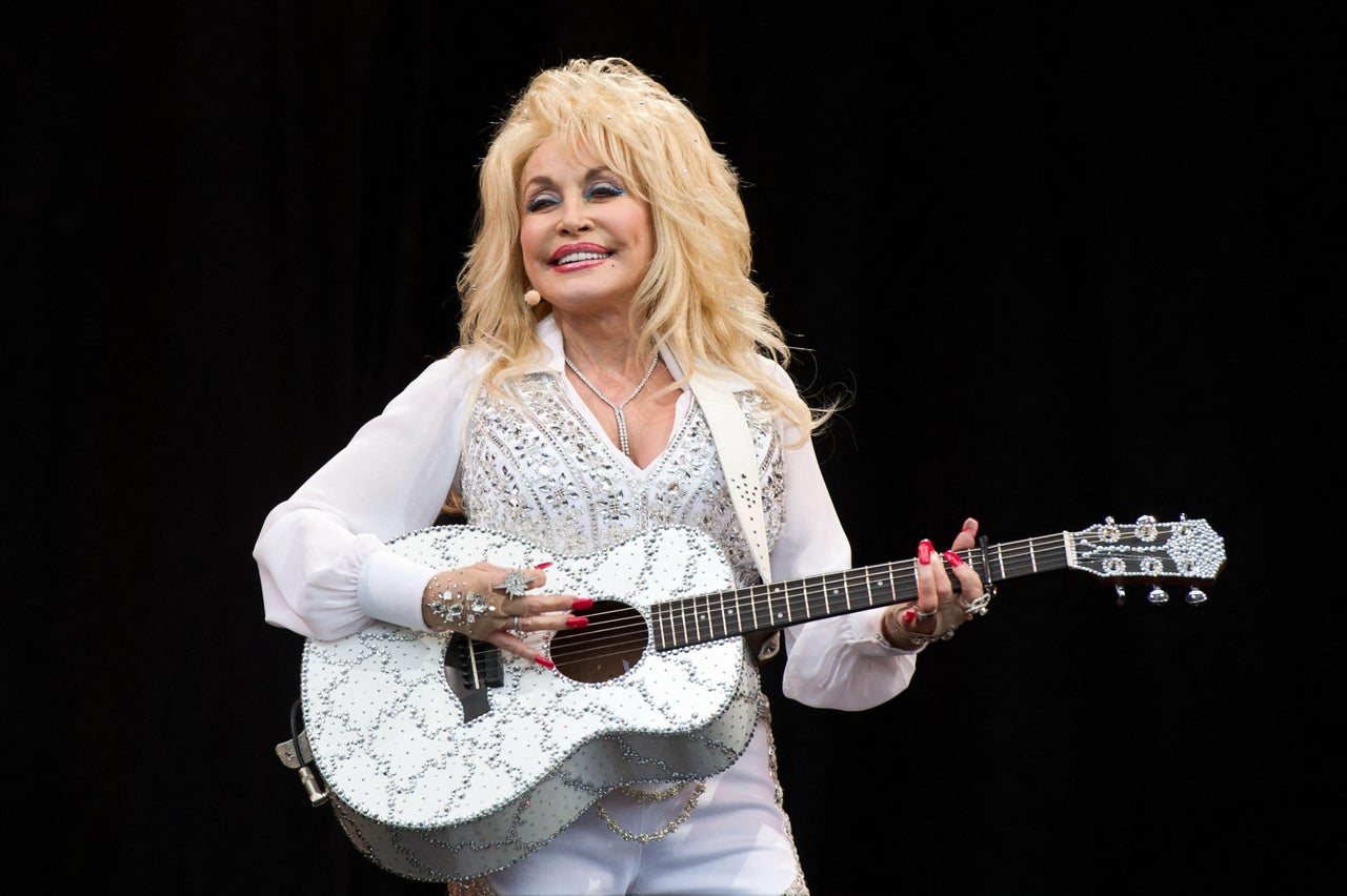 This Was Dolly Parton s Biggest Moment On The British Stage It Changed this-was-dolly-parton-s-biggest-moment-on-the-british-stage-it-changed