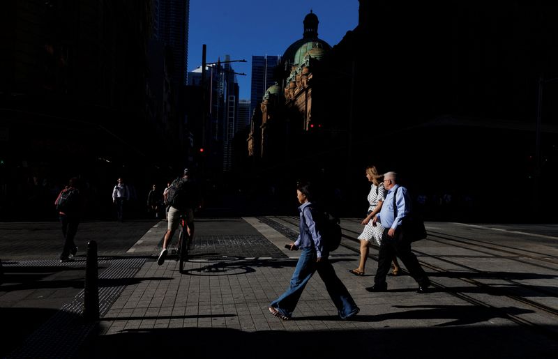 Australia Business Investment Falls 3.6% in Q2 on Data Centre Slump