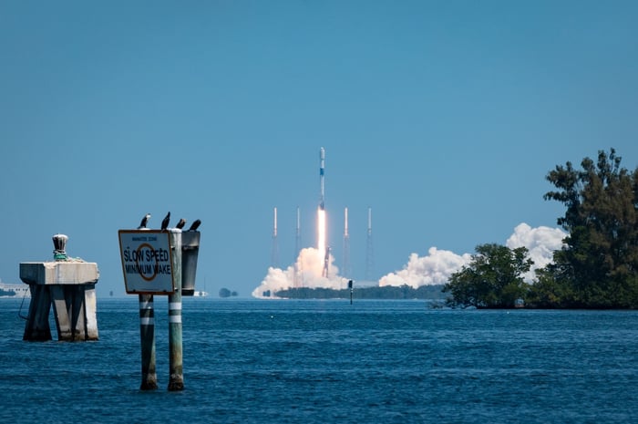 SpaceX Stock Trades Near $140 While Wall Street's Average Target Sits Above $232. Who's Right?
