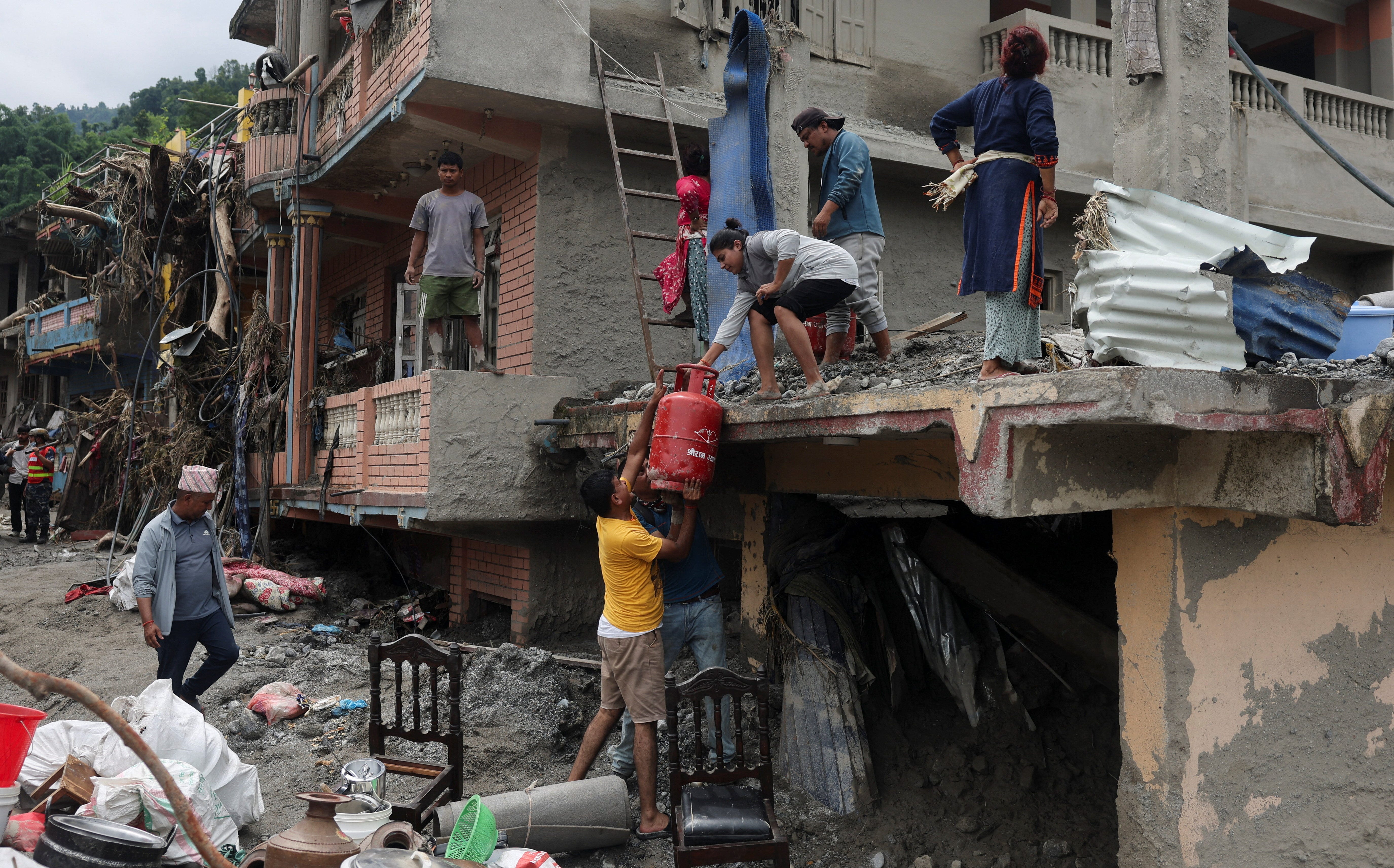 Search efforts continue as deaths pass 600 in Nepal flood disaster