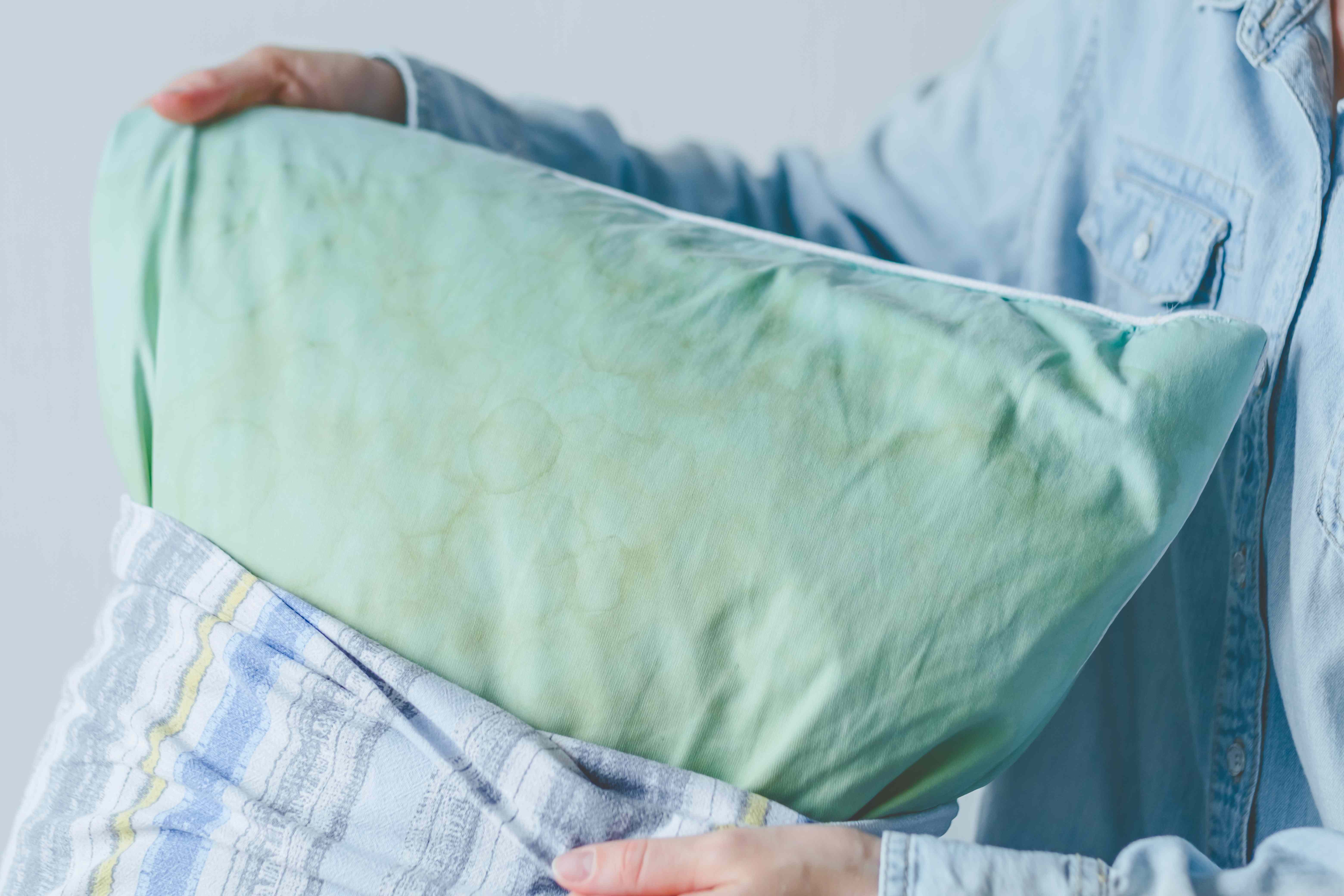This Is the Right Way to Remove Stubborn Sweat Stains From Pillows and Finally Get Them White Again