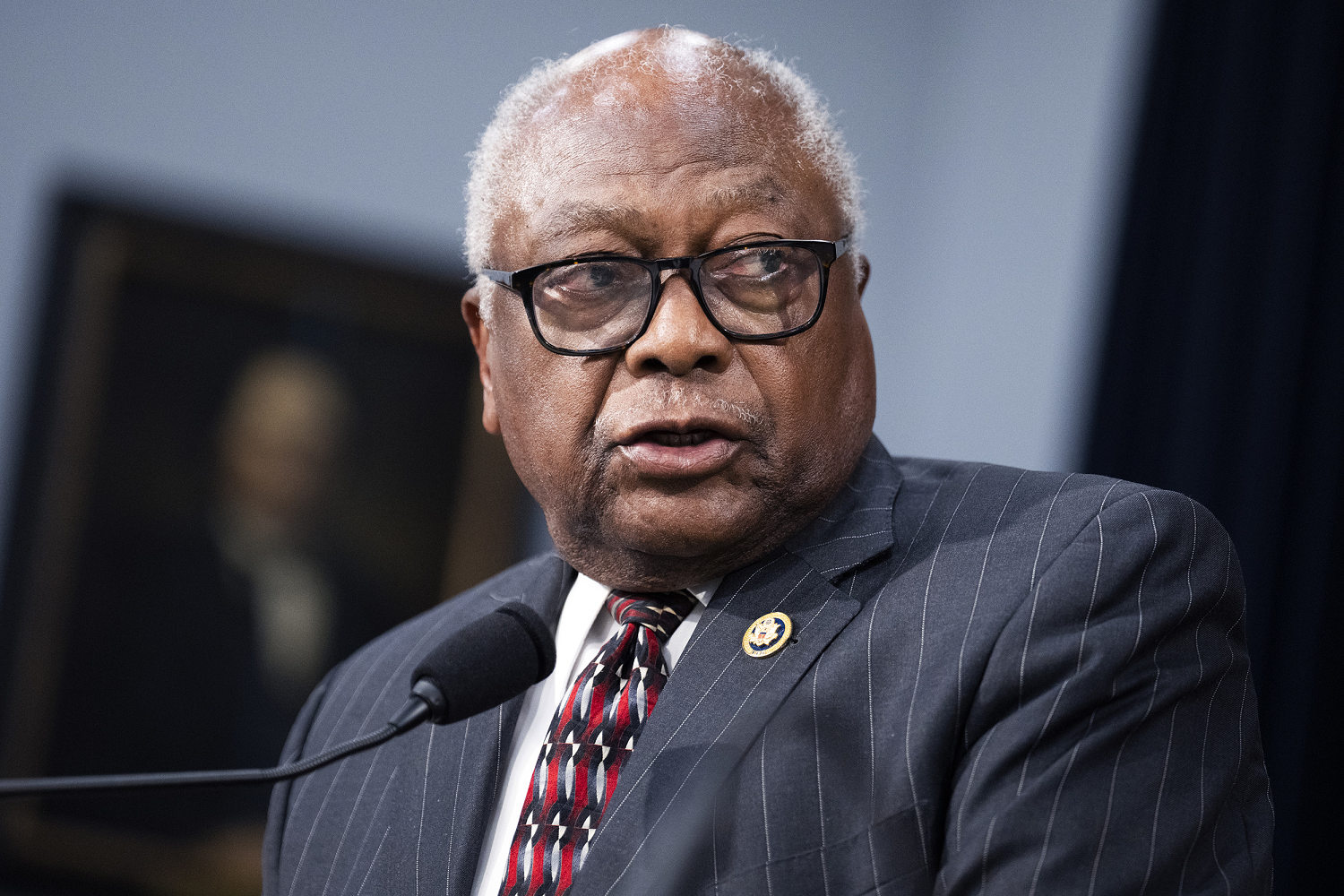 Rep. Jim Clyburn says impeaching Trump shouldn't be Democrats' priority if win back the House