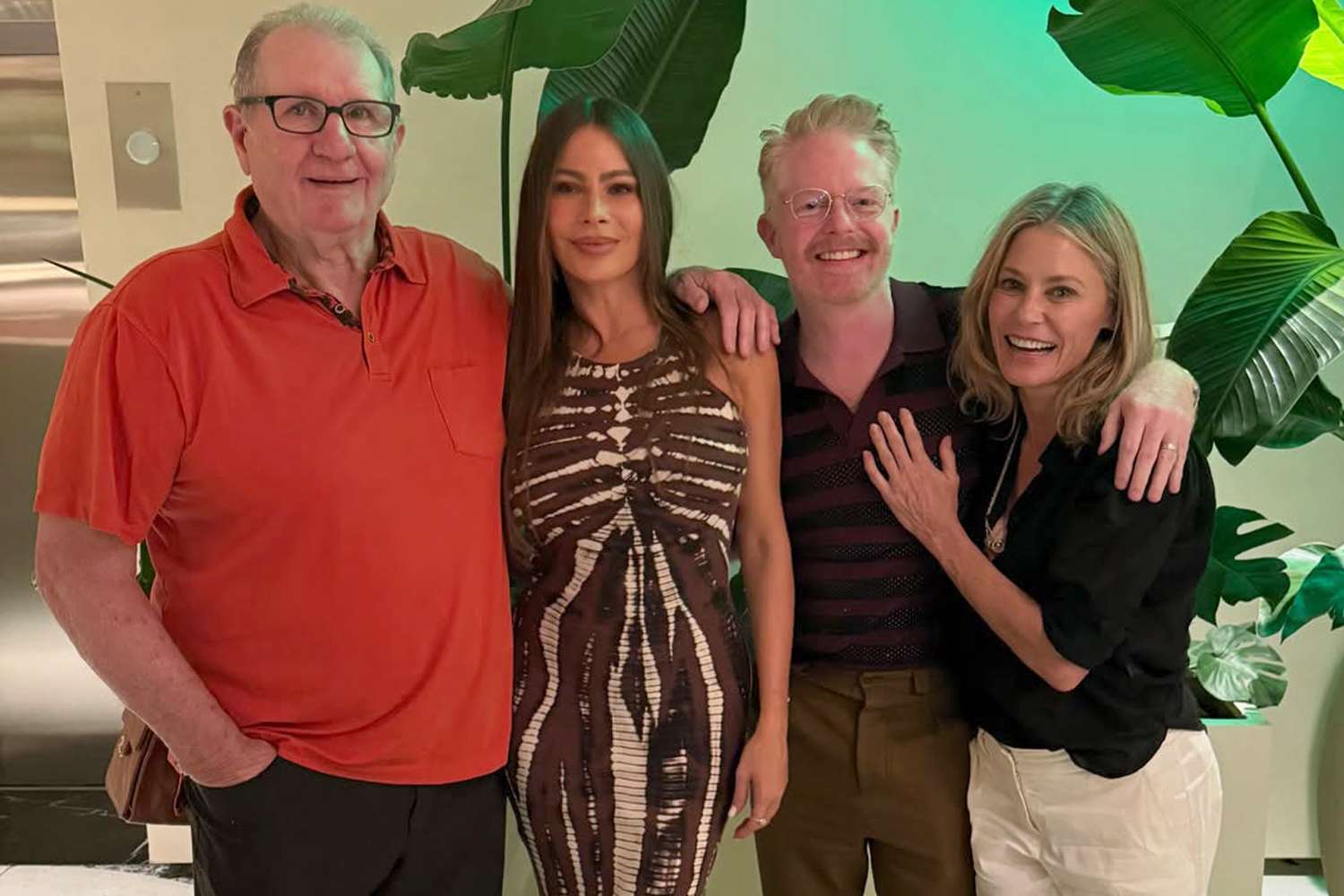 Sofía Vergara, Julie Bowen, Jesse Tyler Ferguson Have “Modern Family ”Reunion with Rare Appearance from Ed O'Neill