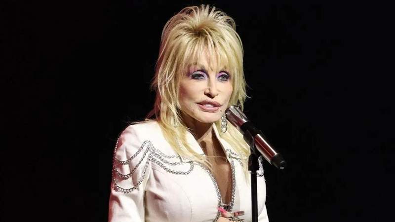 Photo: aol.com How Dolly Parton Overcame a Director Who Disliked Her