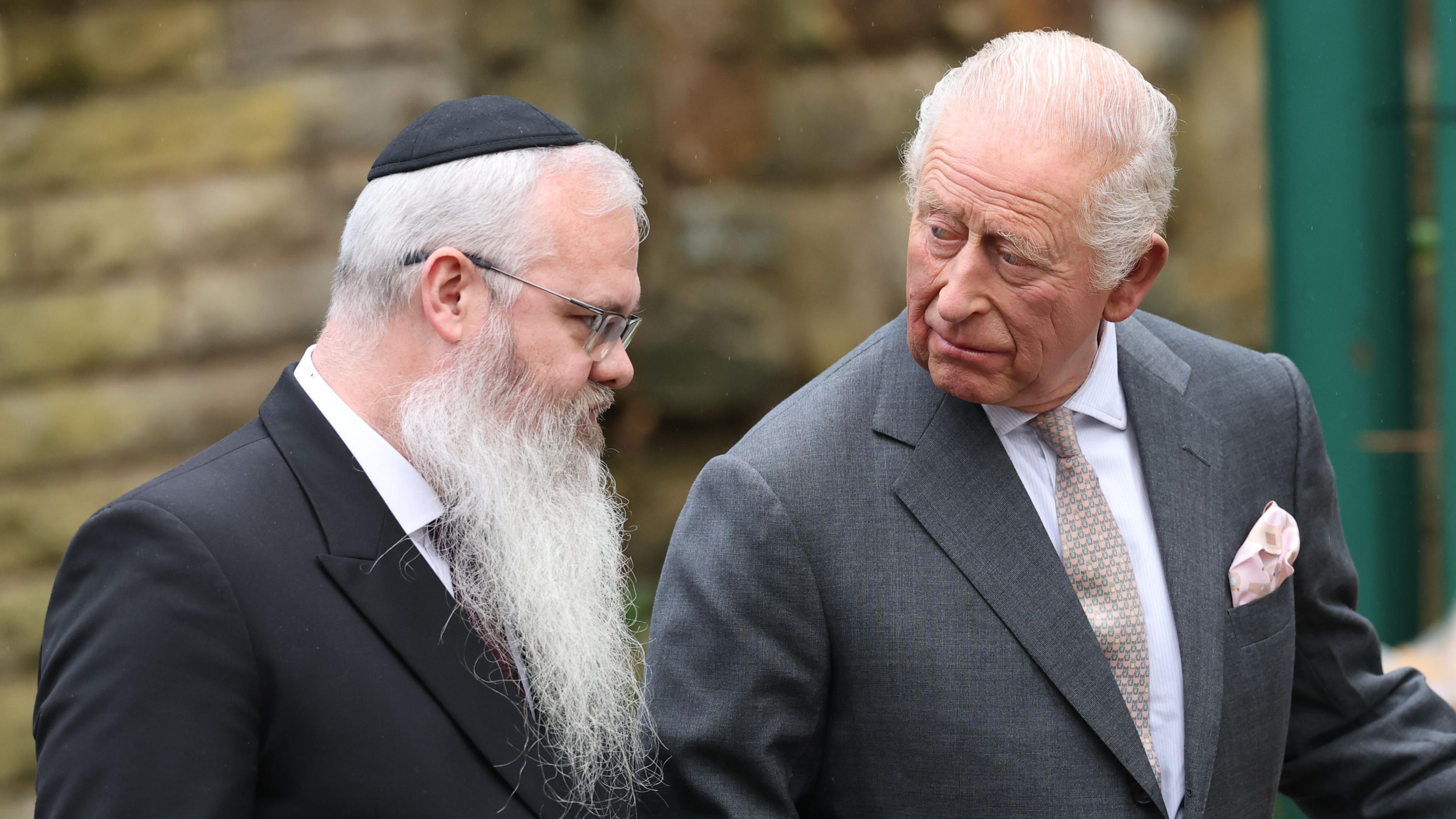 New Photo - Hundreds remember synagogue attack victims