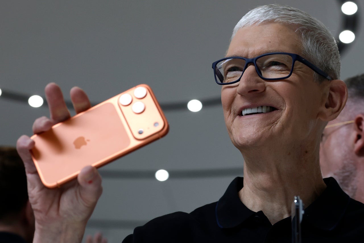 Tim Cook Retirement Tim Cook writes emotional farewell to employees on last day as CEO of ...