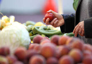 Here’s What to Bring When You Shop a Farmers Market Vendor Stall, From Reusable Totes to Small Bills
