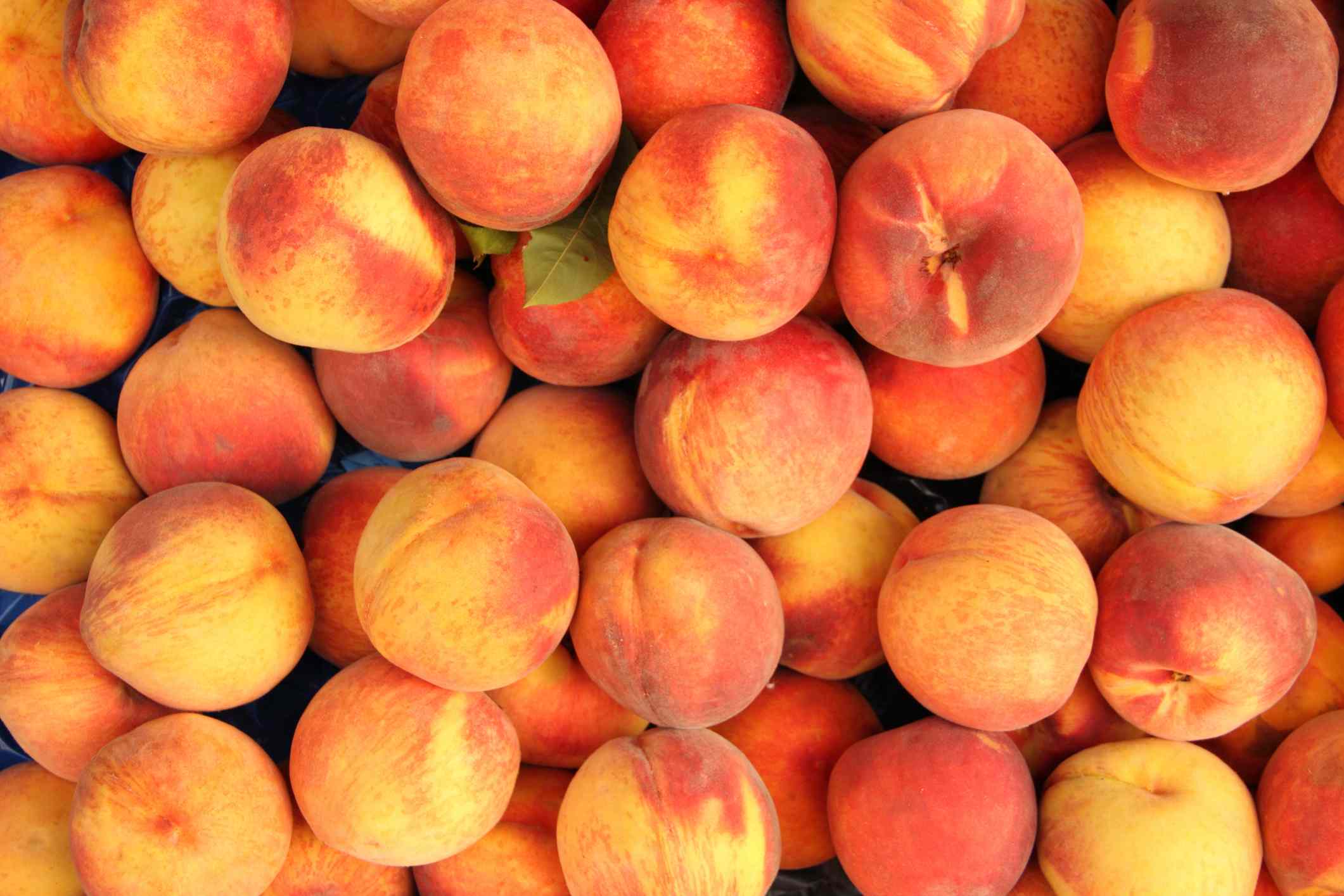 How to eat peaches for better blood sugar, according to a dietitian