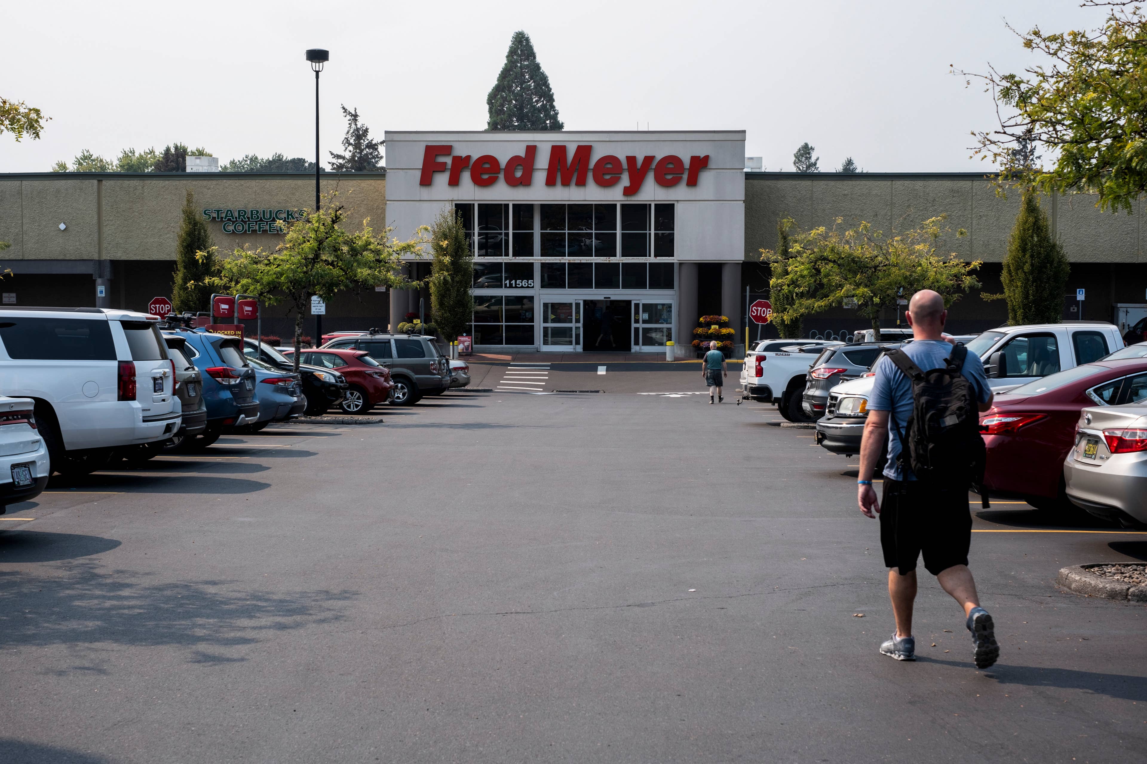 Grocery chain closes one of its last stores in major market - AOL