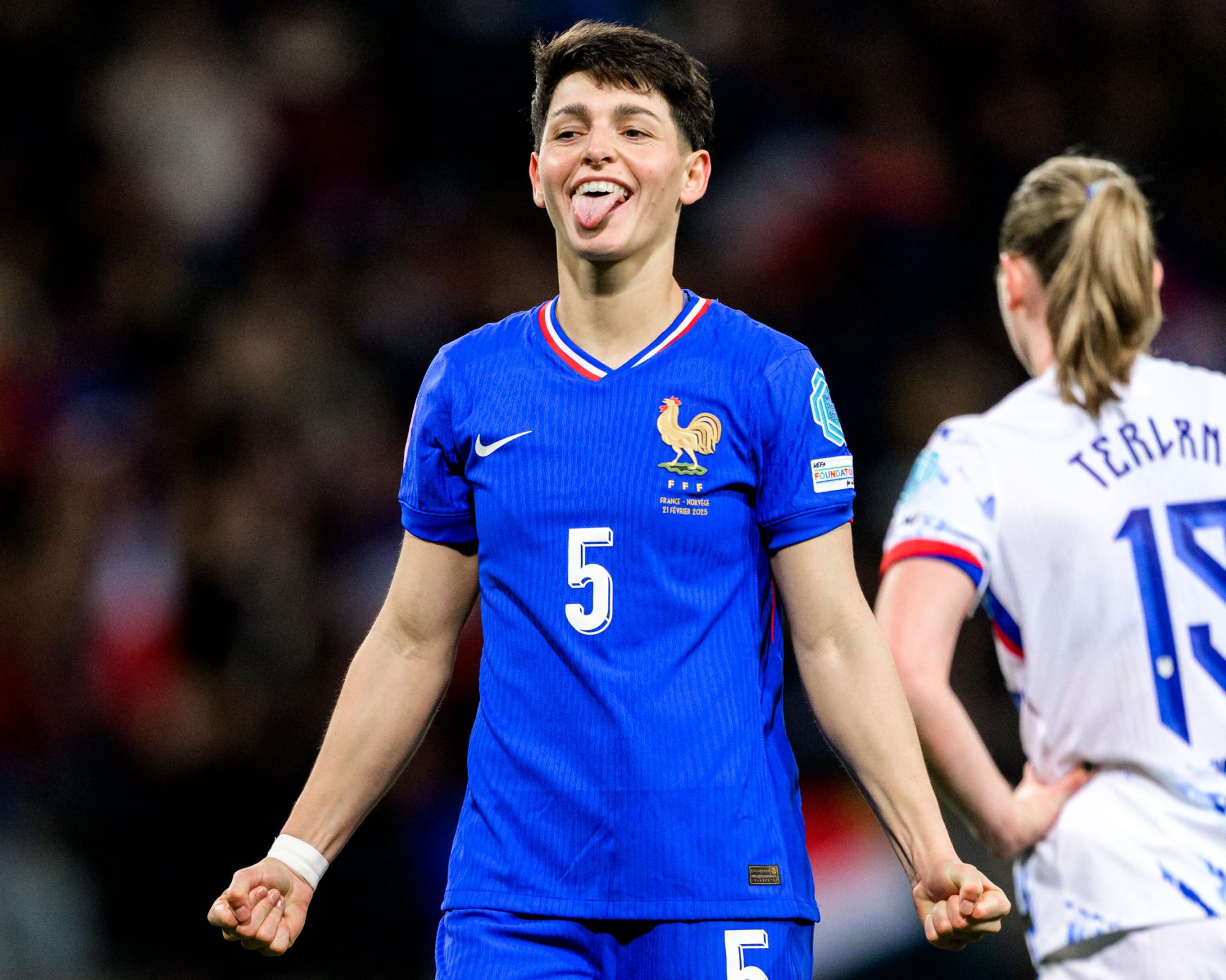Arsenal poised to land PSG's Élisa De Almeida on WSL transfer deadline day