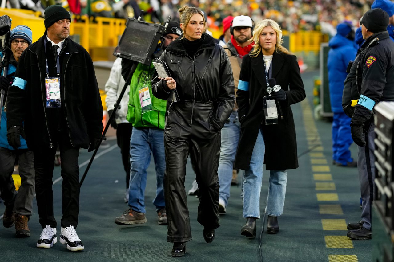 New Photo - Erin Andrews Reveals Why She ‘Can’t’ Wear Heels While Reporting from NFL Sidelines