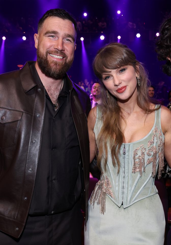 ترافيس كيلسي وتايلور سويفت في حفل توزيع جوائز iHeartRadio Music Awards لعام 2026. مصدر الصورة Getty Images