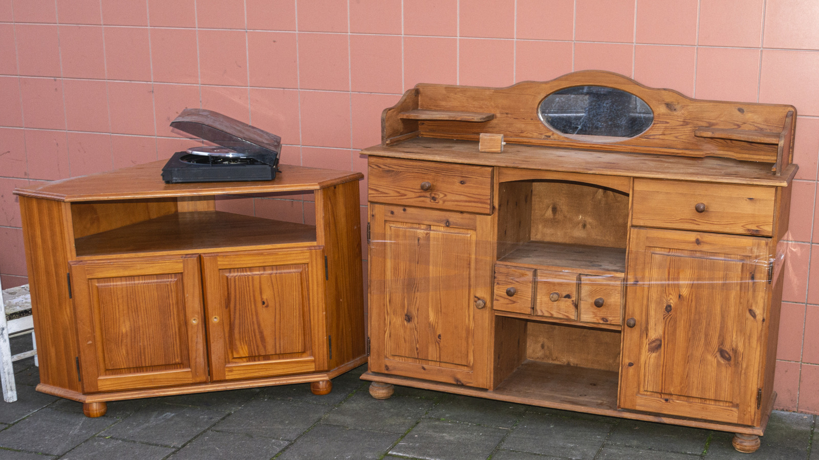 Why You Should Never Skip Orange Oak Furniture At The Thrift Store (Despite What You've Heard)