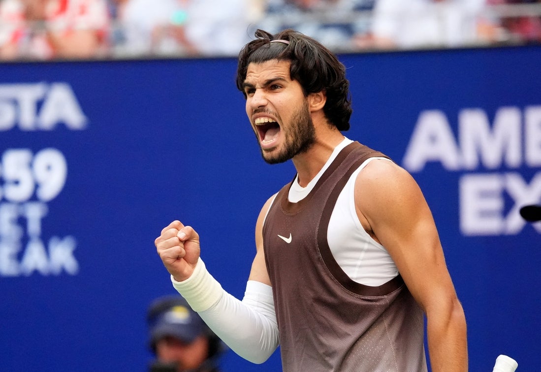 Carlos Alcaraz continues strong US Open return with 3rd-round sweep - AOL