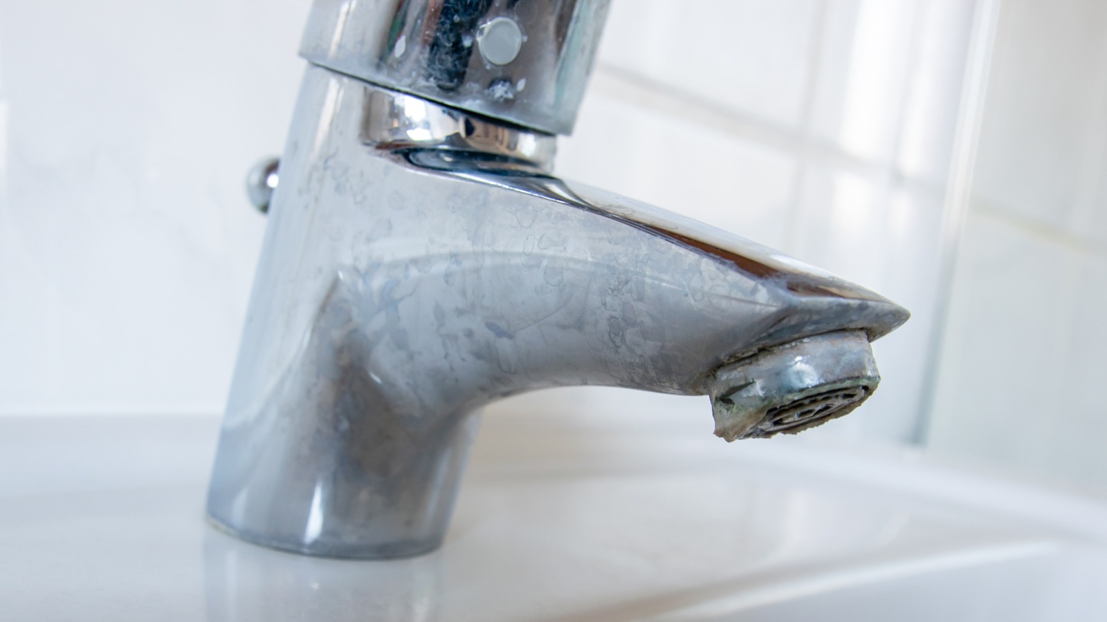 The Unexpected Laundry Item That Easily Takes Care Of Pesky Limescale Stains