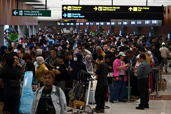 Anak Krakatau eruption LIVE: Fight cancellations in Indonesia as 150k passengers stranded