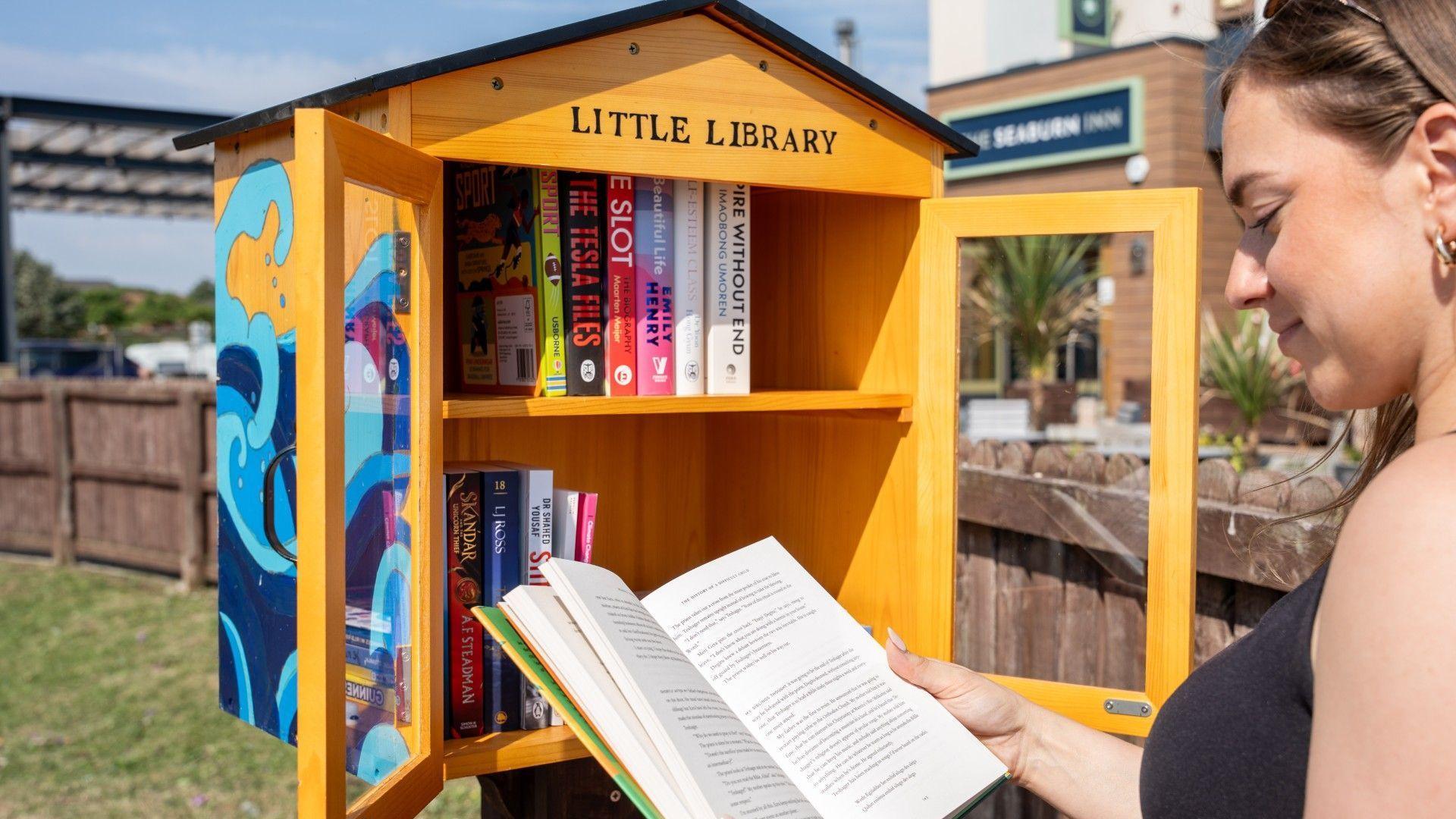 Book swaps turn seafront into open-air library