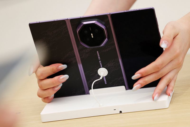 Photo: aol.com Xiaomi & Huawei Foldables Beat Apple Launch