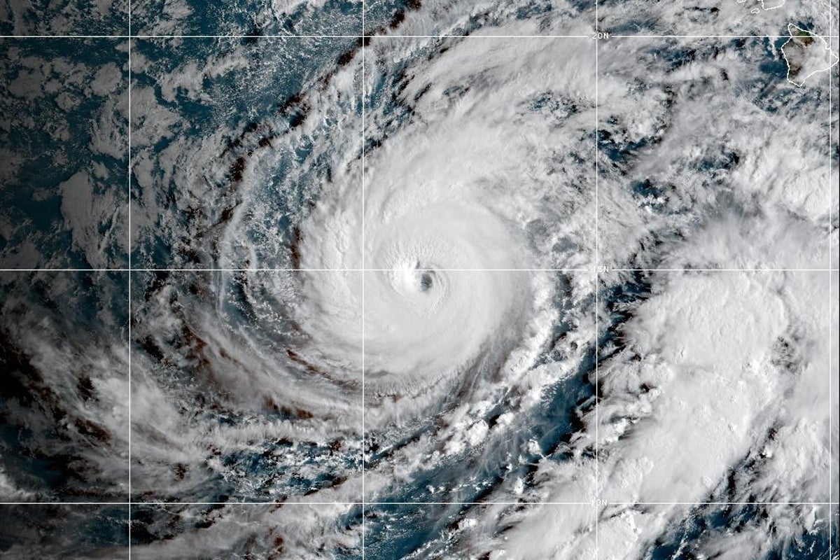 Hurricane Lowell: Hawaii residents issued warning as Category 3 storm could cause floods and mudslides