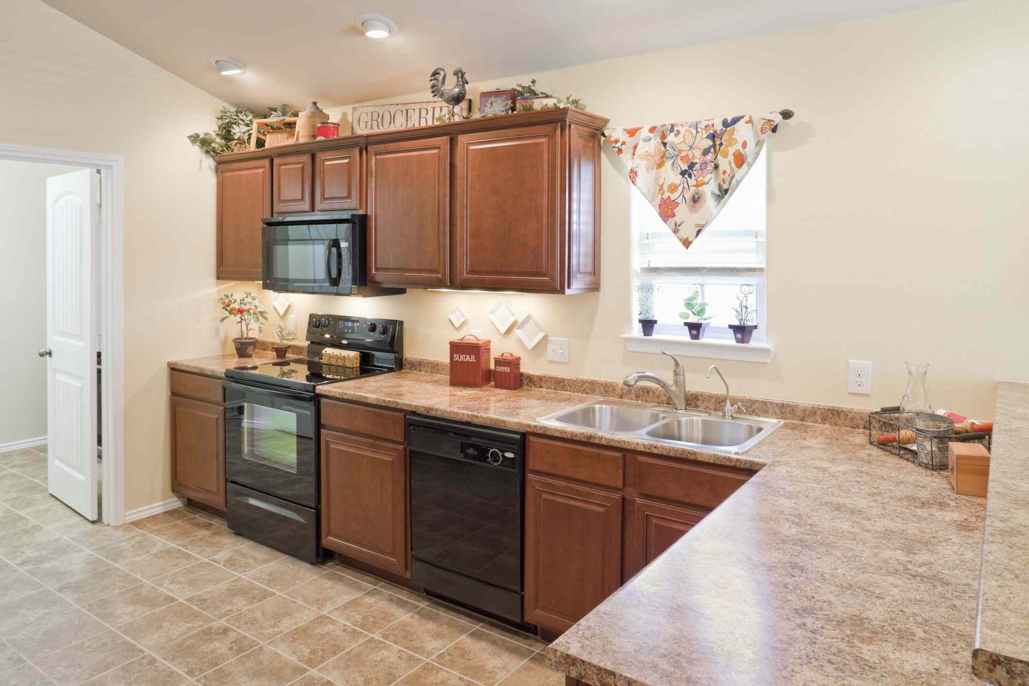 We Asked Contractors What to Do When Your Kitchen Counters Feel Dated but You Can’t Renovate
