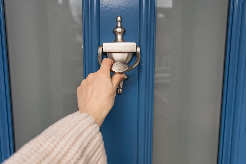Woman sends note to new neighbours, what she got back made her cry