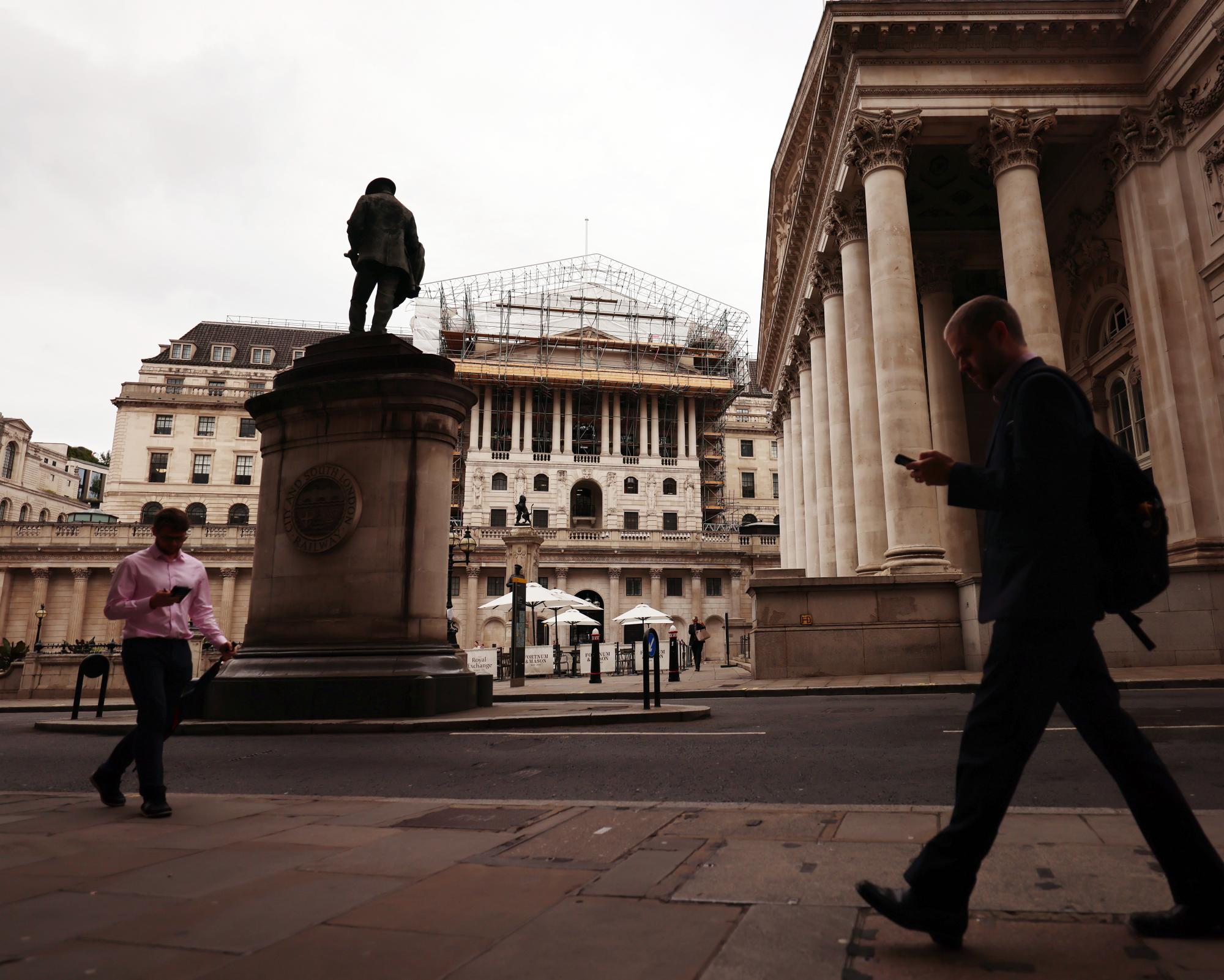 Lower Intrest Rates UK government pays highest interest rate on 30-year bond since 1998 - AOL
