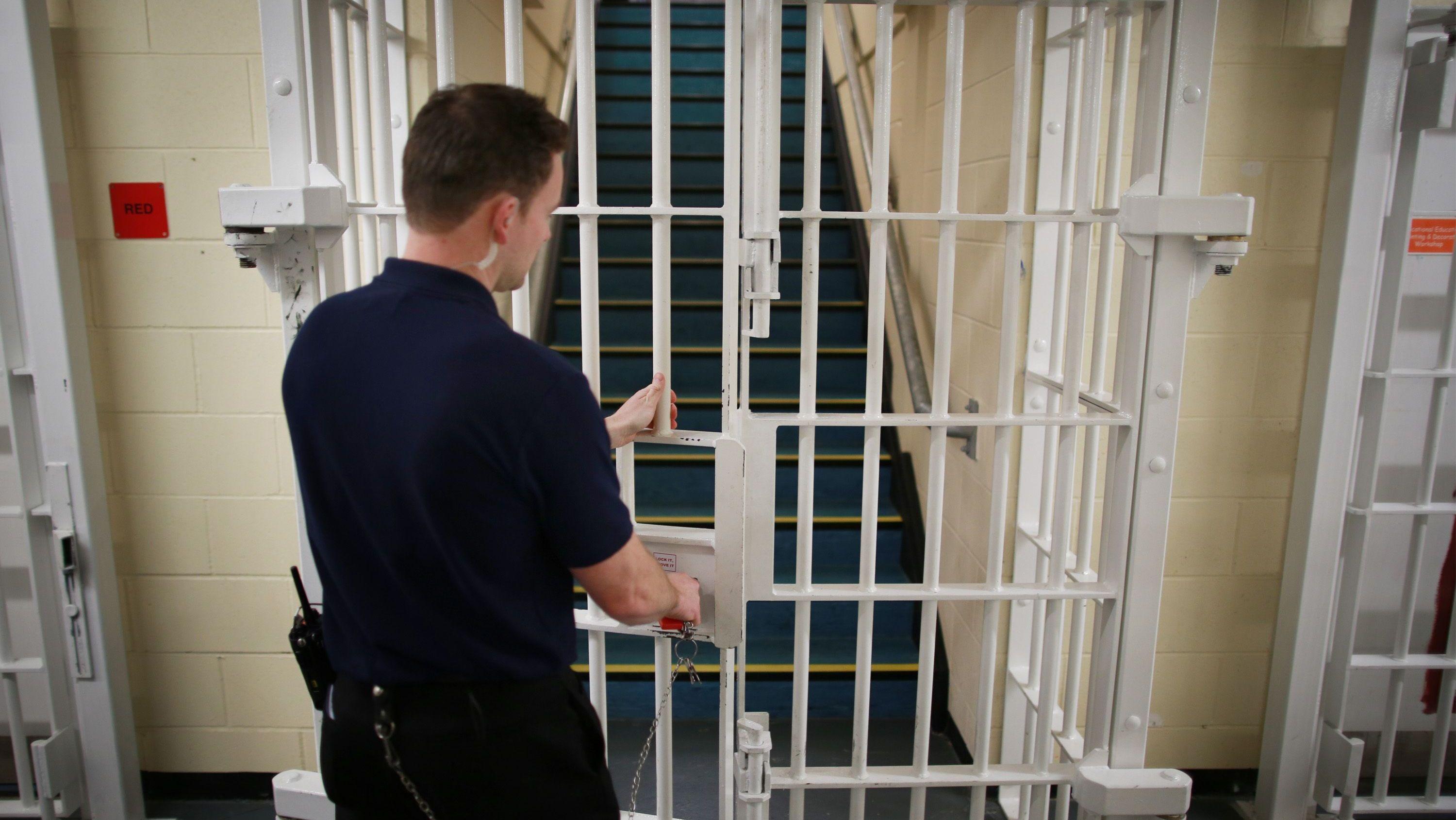 Report calls for tougher action on drugs in prison