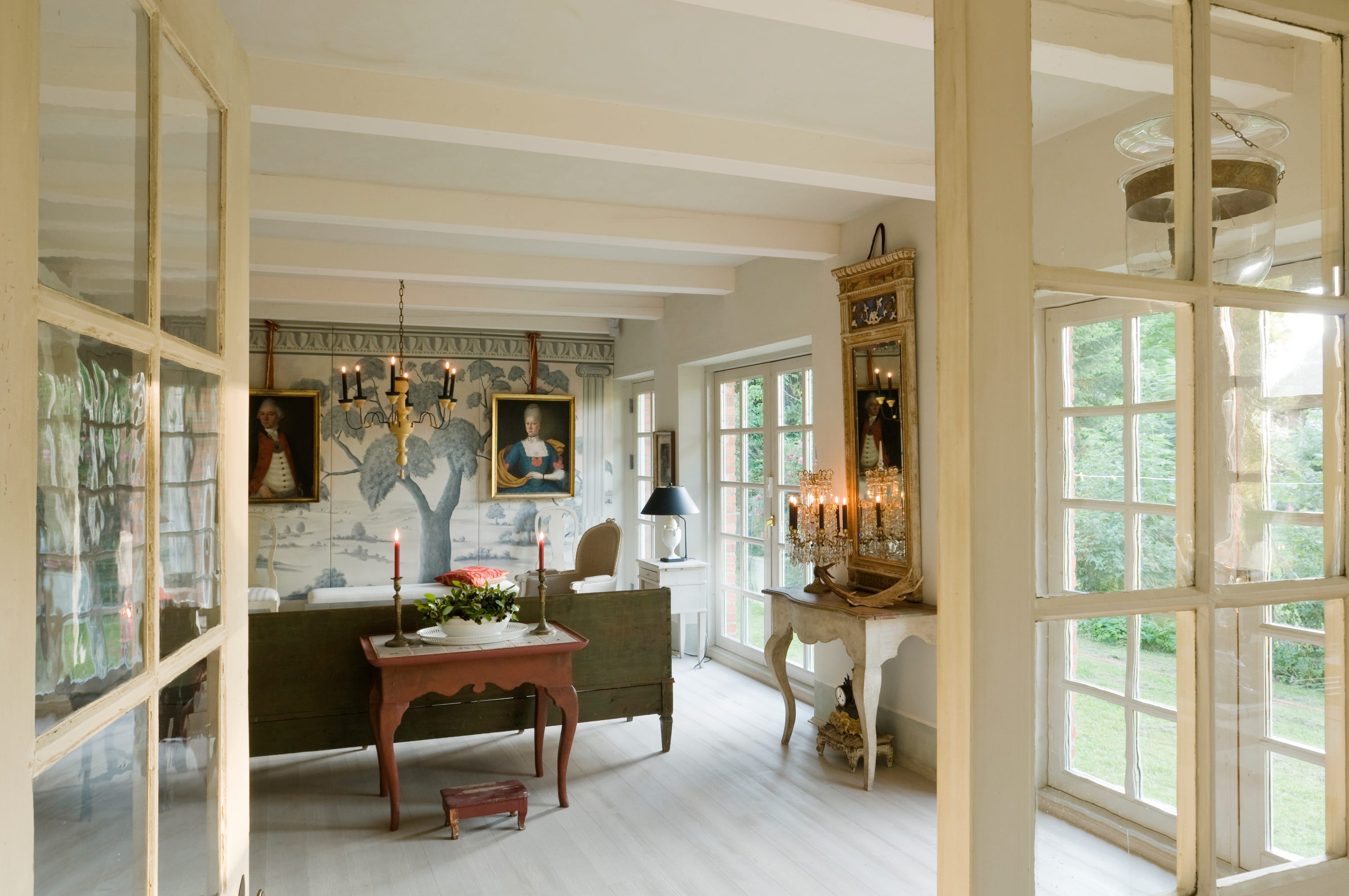 The Hidden Risks of Buying a Historic Home, According to Experts - AOL