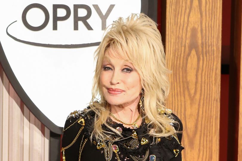 Dolly Parton didn't tell all her family about cancer diagnosis in tragic admission