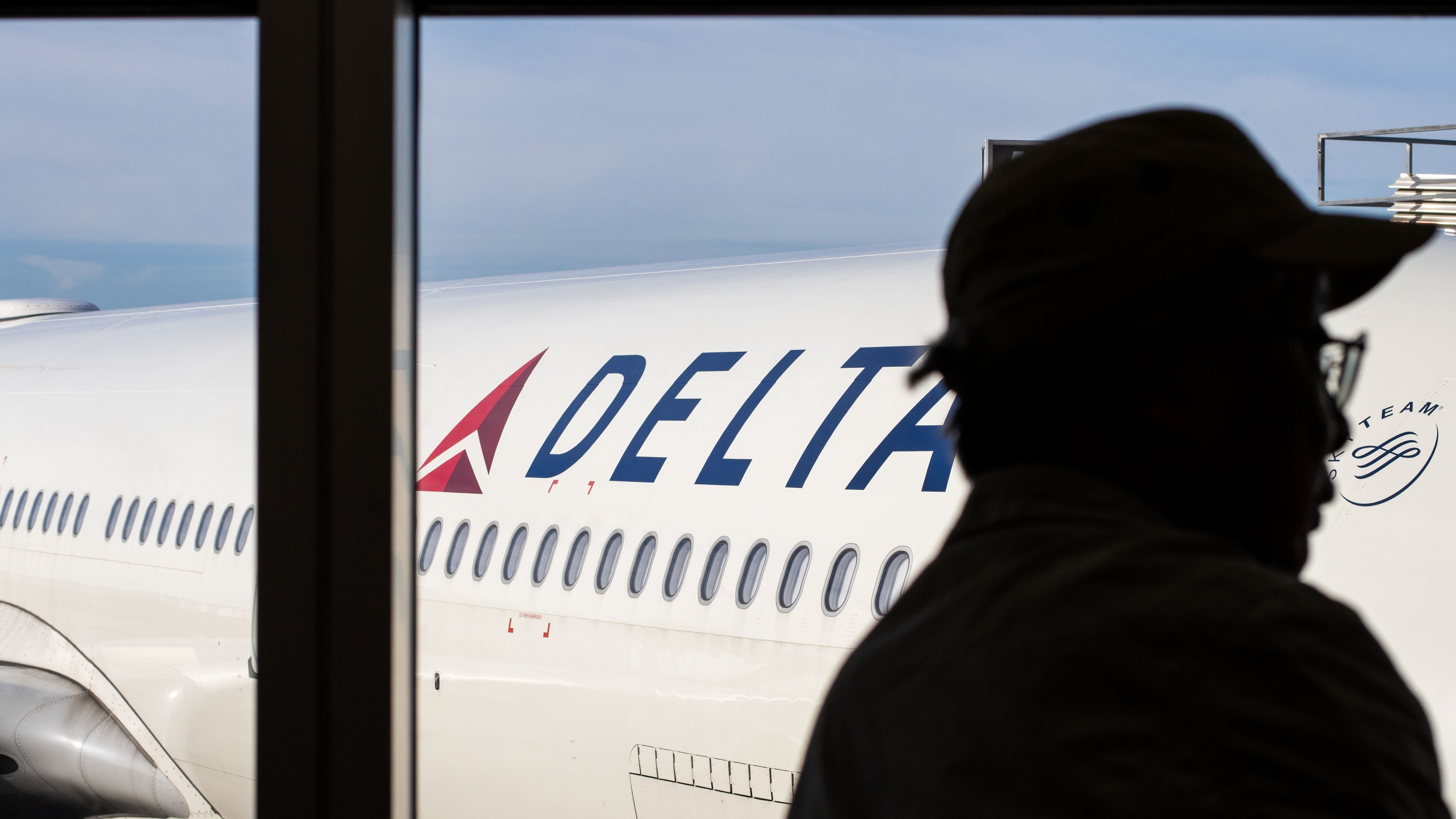 Delta Air Lines Pilot Removes Passenger Over 'Red Hat': Footage ...