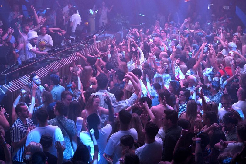 Woman steps up to perform in Ibiza then crowd realise who she is and join in